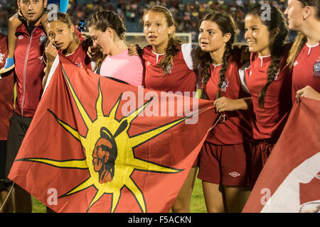 Palmas, Brasile. Il 30 ottobre, 2015. Negli Stati Uniti le donne indigene squadra festeggiare dopo aver vinto la finale contro la locale tribù Xerente internazionale giochi indigeni nella città di Palmas, stato di Tocantins, Brasile. Gli Stati Uniti ha vinto su una penalità shoot-out dopo un 0-0 corrispondono. Credit: Sue Cunningham/fotografica Alamy Live News Foto Stock