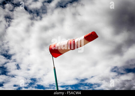 Indicatore del vento il cielo nuvoloso sfondo. Vento da sud-ovest. Foto Stock