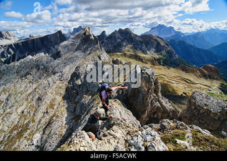 Via Ferrata Gusela salire preso dal Nuvolau hut sopra il Passo Falzarego, Italia Foto Stock