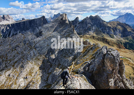 Via Ferrata Gusela salire preso dal Nuvolau hut sopra il Passo Falzarego, Italia Foto Stock