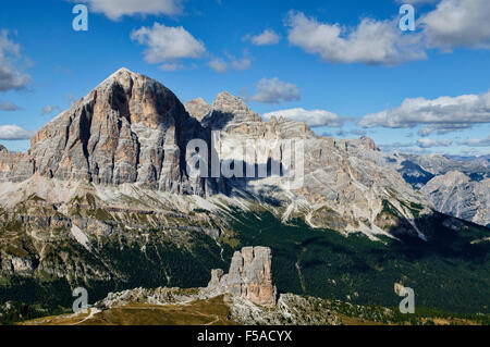 Le meravigliose alpi, preso dal Nuvolau hut sopra il Passo Falzarego, Italia Foto Stock