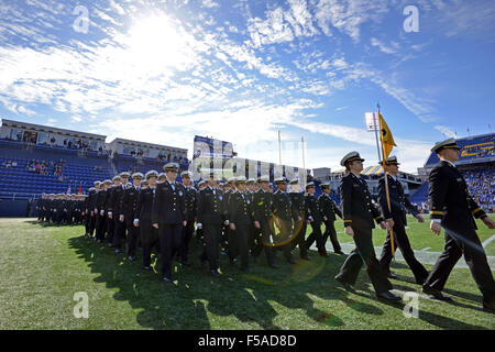 Annapolis, Maryland, Stati Uniti d'America. 31 ott 2015. La Marina aspiranti guardiamarina marzo sul campo prima di American Athletic Conference del gioco del calcio a Navy-Marine Corps Memorial Stadium. Credito: Ken Inness/ZUMA filo/Alamy Live News Foto Stock