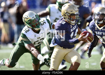 Annapolis, Maryland, Stati Uniti d'America. 31 ott 2015. Navy aspiranti guardiamarina quarterback KEENAN REYNOLDS (19) codifica di distanza da South Florida tori linebacker ZACK BULLOCK (52) durante l'American Athletic Conference del gioco del calcio a Navy-Marine Corps Memorial Stadium. Credito: Ken Inness/ZUMA filo/Alamy Live News Foto Stock