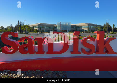 WESTERN Digital (WD) annuncia l'acquisizione di SanDisk Corporation (2015), Milpitas CA Foto Stock