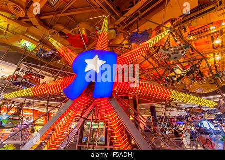 Piscina ruota panoramica Ferris a Toys "R" Us store a Times Square a Manhattan, New York City , Stati Uniti d'America. Foto Stock