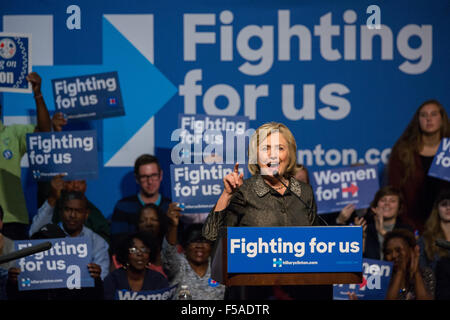 Charleston, Carolina del Sud, Stati Uniti d'America. Il 31 ottobre, 2015. Ex Segretario di Stato e il candidato presidenziale democratico Hillary Rodham Clinton sostenitori indirizzi all'Unione Longshoreman Ottobre 31, 2015 a Charleston, Sc. Clinton è stato dato l'approvazione nazionale del ILA durante l'evento. Foto Stock