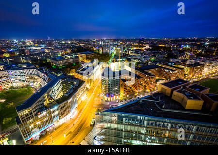 Vista degli edifici moderni a Potsdamer Platz di notte, a Berlino, Germania. Foto Stock