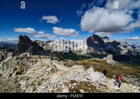 Trekking in direzione di Nuvolau, takem da sopra il Passo Falzarego, Belluno, Italia Foto Stock