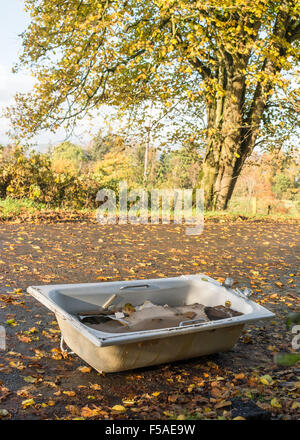 Vasca da bagno e costruttori di pietrisco illegalmente oggetto di dumping nella splendida area rurale da laici in Stirlingshire, Scotland, Regno Unito Foto Stock