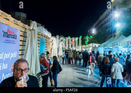Barcellona, Spagna, Street Scene, grande folla al tradizionale festival gastronomico spagnolo, "Mercat de Mercats" "Barri Gotic" quartieri locali, eventi di strada, notte Foto Stock
