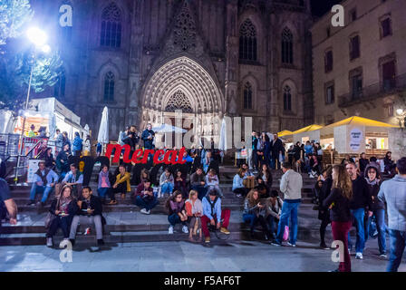 Barcellona, Spagna, la gente di lingua spagnola Food Festival, 'Mercat de Mercats', 'Barri Gotic' quartiere, la folla in Cattedrale, Night Scene di strada Foto Stock