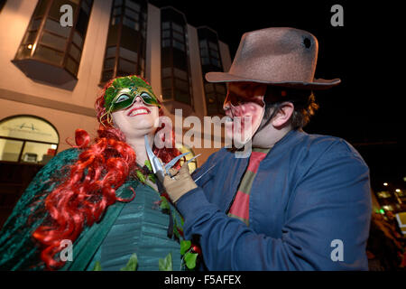 Londonderry, Irlanda del Nord. Il 31 ottobre, 2015. Persone vestite in costumi di Halloween a Londonderry (Derry). Derry ospita la più grande strada di Halloween carnevale in Europa per attrarre alcuni 40.000 festaioli. La città è stata recentemente votato come il numero uno Halloween destinazione in tutto il mondo in un quotidiano USA Today poll. Credito: George Sweeney / Alamy Live News Foto Stock