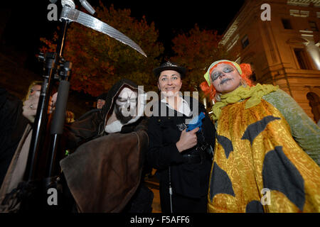 Londonderry, Irlanda del Nord. Il 31 ottobre, 2015. Persone vestite in costumi di Halloween a Londonderry (Derry). Derry ospita la più grande strada di Halloween carnevale in Europa per attrarre alcuni 40.000 festaioli. La città è stata recentemente votato come il numero uno Halloween destinazione in tutto il mondo in un quotidiano USA Today poll. Credito: George Sweeney / Alamy Live News Foto Stock