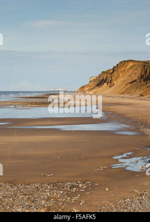 West Runton beach, NORFOLK REGNO UNITO guardando verso Cromer Pier Foto Stock