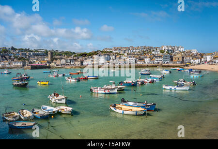 Porto di pescatori di St Ives, visto dal Molo di Smeatons, Cornovaglia, Inghilterra, Regno Unito Foto Stock