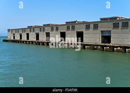 Ocean vani di carico al molo 33 adiacente all'Alcatraz lo sbarco di San Francisco in California Foto Stock