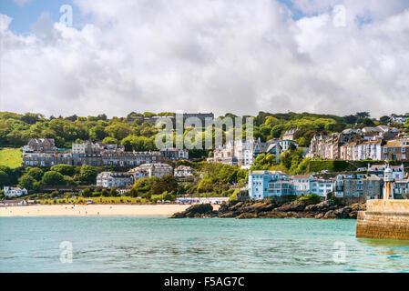 Vista in Porthminster Beach di St Ives, visto da Smeatons Pier, Cornwall, Regno Unito Foto Stock