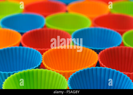 Colorato resistente al calore con bicchieri di plastica per rendere i tortini Foto Stock