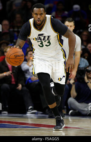 Ottobre 30, 2015: Utah Jazz avanti Trevor Booker (33) in azione durante il gioco NBA tra Utah Jazz e la Philadelphia 76ers presso la Wells Fargo Center di Philadelphia, Pennsylvania. Utah Jazz ha vinto 99-71. Christopher Szagola/CSM Foto Stock