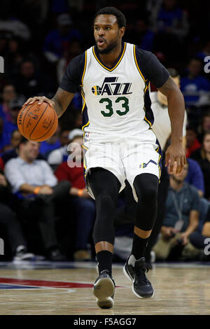 Ottobre 30, 2015: Utah Jazz avanti Trevor Booker (33) in azione durante il gioco NBA tra Utah Jazz e la Philadelphia 76ers presso la Wells Fargo Center di Philadelphia, Pennsylvania. Utah Jazz ha vinto 99-71. Christopher Szagola/CSM Foto Stock