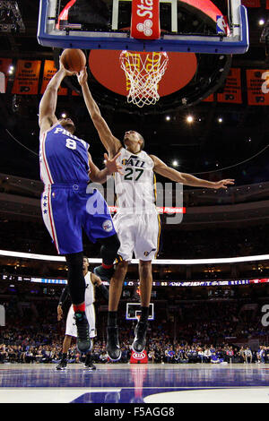 Ottobre 30, 2015: Utah Jazz center Rudy Gobert (27) blocca il colpo da Philadelphia 76ers center Jahlil Okafor (8) durante il gioco NBA tra Utah Jazz e la Philadelphia 76ers presso la Wells Fargo Center di Philadelphia, Pennsylvania. Utah Jazz ha vinto 99-71. Christopher Szagola/CSM Foto Stock