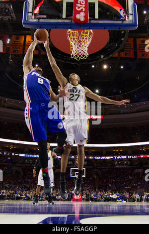 Ottobre 30, 2015: Utah Jazz center Rudy Gobert (27) blocca il colpo da Philadelphia 76ers center Jahlil Okafor (8) durante il gioco NBA tra Utah Jazz e la Philadelphia 76ers presso la Wells Fargo Center di Philadelphia, Pennsylvania. Utah Jazz ha vinto 99-71. Christopher Szagola/CSM Foto Stock