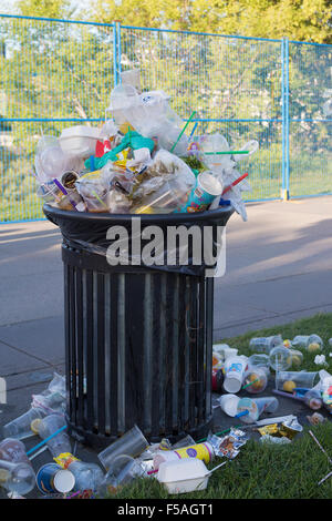Cestino traboccante di recyclables e contenitori per alimenti. Foto Stock