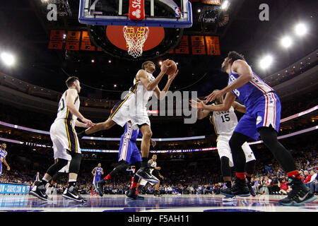 Ottobre 30, 2015: Utah Jazz center Rudy Gobert (27) tira verso il basso il rimbalzo durante il gioco NBA tra Utah Jazz e la Philadelphia 76ers presso la Wells Fargo Center di Philadelphia, Pennsylvania. Utah Jazz ha vinto 99-71. Christopher Szagola/CSM Foto Stock