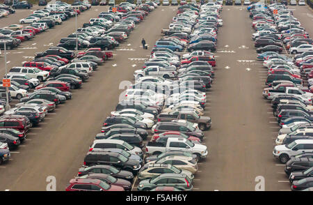 Cleveland, Ohio - un uomo cerca la sua auto in un parcheggio a Cleveland Hopkins International Airport. Foto Stock