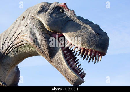 Modello di dinosauro Allosaurus in un parco preistorico con bocca aperta che mostra denti Foto Stock