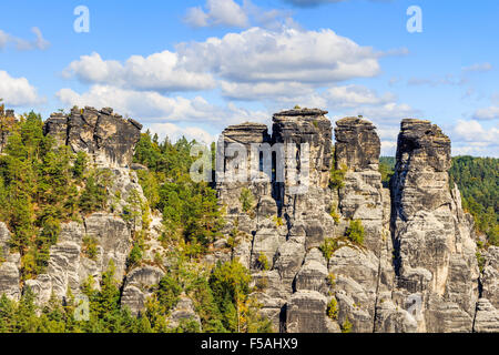 Panorama con tipici pinnacoli di roccia a Bastei in Rathen, Svizzera sassone Foto Stock