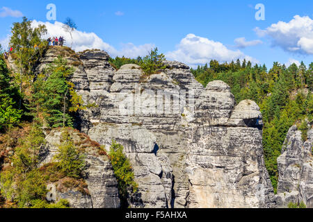 Panorama con tipici pinnacoli di roccia a Bastei in Rathen, Svizzera sassone Foto Stock