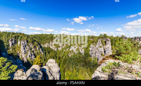 Panorama con tipici pinnacoli di roccia a Bastei in Rathen, Svizzera sassone Foto Stock