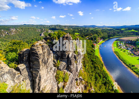 Vista dal punto di vista di Bastei nella Svizzera sassone in Germania per la città e il fiume Elba in una giornata di sole in autunno Foto Stock