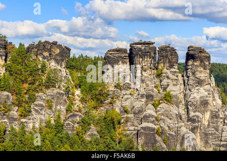 Panorama con tipici pinnacoli di roccia a Bastei in Rathen, Svizzera sassone Foto Stock