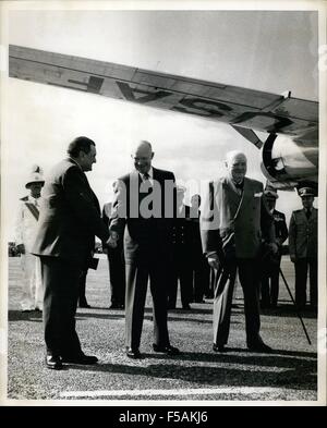 1968 - In arrivo da Washington nel suo piano ''Columbia'' il Presidente Eisenhower scuote le mani con M. Laniel, mentre Sir Winston Churchill sorrisi felici di vedere la sua vecchia guerra-volta amico. La scena è al campo Kindley Bermuda. In piedi dietro è Sir Alexander Hood il governatore delle Bermuda in bianco uniforme. © Keystone Pictures USA/ZUMAPRESS.com/Alamy Live News Foto Stock