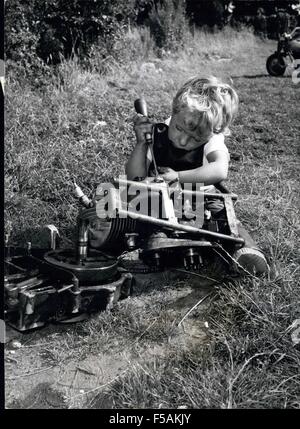 1968 - lui è pazzo di velocità a cinque-anno-vecchio : Cinque anni di Keir Doe può dopo essere visto allevamento attraverso il giardino di casa sua a 30 mph su una miniatura del ciclo del motore realizzato da suo padre. Keir, che ha anche una miniatura del magazzino auto, non è estraneo al mondo racing, egli è spesso visto dalla folla a Wimbledon o auto in miniatura intorno alla pista tra le gare. Ma per tutto questo Keir, che vive a mezzaluna Bristow, Camberley, constata che il beige solo cinque possono essere esca di un fastidio. Egli ha la metà - ore di cammino per arrivare alla sua scuola e vi saranno molti anni prima che egli è in grado di guidare su strada aperta. La sua ambizione Foto Stock