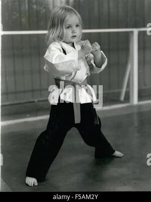 1968 - Nicola teste per il chop: ha molti essere solo tre anni ma piccolo Nicola Mitchell certamente sa come prendersi cura di sé e non hanno alcun ragazzi tirando la sua gamba. Il suo padre è ex karate international Graham Mitchell, e così ne ha mai a corto di esperti di coaching. Una volta alla settimana la bimba bionda treni con una classe di ragazze adolescenti che torre testa e spalle su di lei, ma quello che manca in pollici Nicola più di rende fino all'entusiasmo e determinazione. E naturalmente non vi è ora di treno ogni giorno a casa in Norbury South London madre Sally Mitchell è essa stessa un essere verde Foto Stock