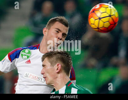 Budapest, Ungheria. Il 31 ottobre, 2015. Aria da battaglia tra Michal Nalepa del Ferencvaros (r) e Andras Debreceni di Vasas durante Ferencvaros vs Vasas Banca OTP League Football Match in Groupama Arena. Credito: Laszlo Szirtesi/Alamy Live News Foto Stock