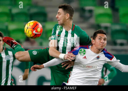 Budapest, Ungheria. Il 31 ottobre, 2015. Aria da battaglia tra Zoltan Gera del Ferencvaros (l) e Milos Adamovic di Vasas durante Ferencvaros vs Vasas Banca OTP League Football Match in Groupama Arena. Credito: Laszlo Szirtesi/Alamy Live News Foto Stock