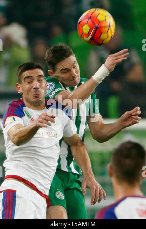 Budapest, Ungheria. Il 31 ottobre, 2015. Aria da battaglia tra Zoltan Gera del Ferencvaros (r) e Vojo Ubiparip di Vasas durante Ferencvaros vs Vasas Banca OTP League Football Match in Groupama Arena. Credito: Laszlo Szirtesi/Alamy Live News Foto Stock