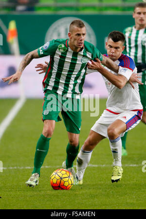 Budapest, Ungheria. Il 31 ottobre, 2015. Duello tra Roland Varga del Ferencvaros (l) e Szilveszter Hangya di Vasas durante Ferencvaros vs Vasas Banca OTP League Football Match in Groupama Arena. Credito: Laszlo Szirtesi/Alamy Live News Foto Stock