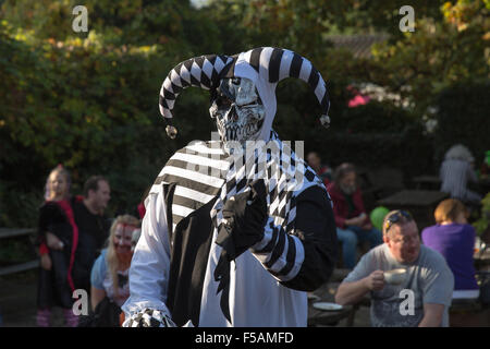 Ragazzo che indossa un inquietante Ghost maschera durante il festival di  Halloween a Burley nella nuova foresta Inghilterra Foto stock - Alamy