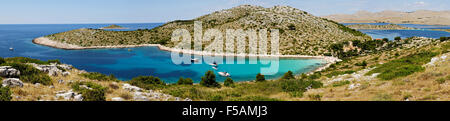 Vista panoramica della baia di Lojena e sulla spiaggia di Levrnaka island, arcipelago Kornati, Dalmazia, Croazia Foto Stock