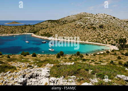 Lojena bay e sulla spiaggia di Levrnaka island, arcipelago Kornati, Dalmazia, Croazia Foto Stock