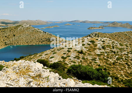 Molte isole dell'arcipelago Kornati dalla sommità di Levrnaka, Dalmazia, Croazia Foto Stock