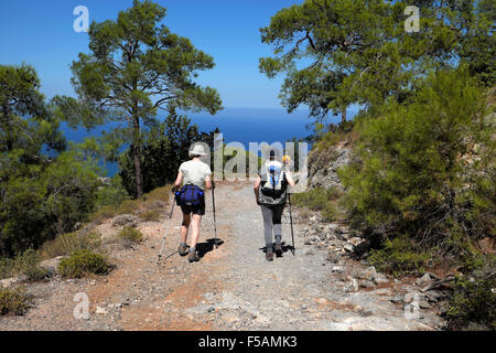 Due donne a piedi nelle colline sopra il mare di Cipro Nord KATHY DEWITT Foto Stock