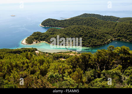 Soline visto da Montokuc dove Veliko jezero è collegato al mare, parco nazionale di Mljet, Croazia Foto Stock