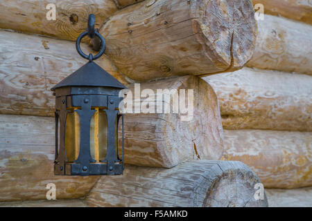 Old Street light closeup sulla parete in legno Foto Stock