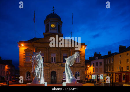 Il 'mini Kelpies' 3 metro di altezza piccola versioni di Falkirk canal Kelpie sculture, visita a Kelso in Scottish Borders Foto Stock